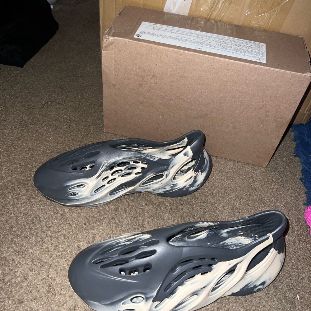 New
Size 10 Men
2021 Yeezy Foam Runner 'MXT Moon
Grey' $430 on GOAT FIRST COME! - Picture 2 of 6